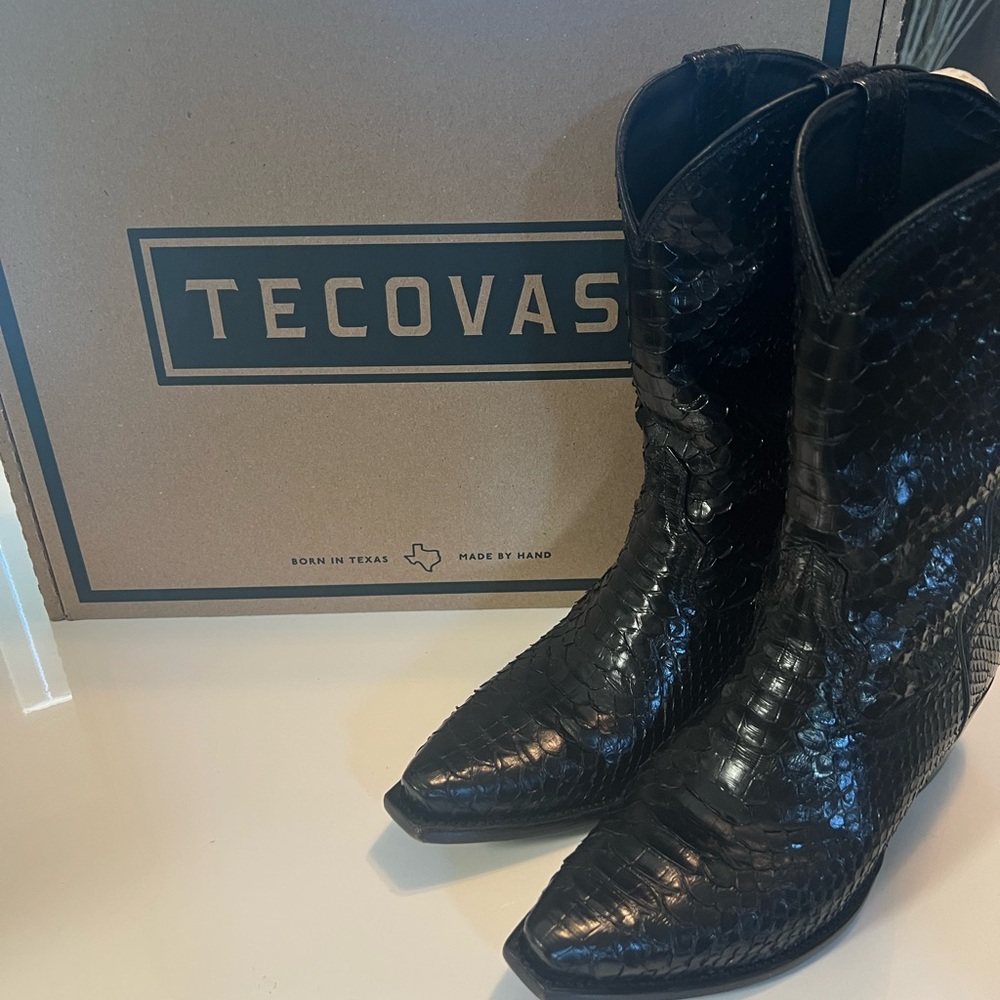 Tecovas Black Python Boots
The Savannah